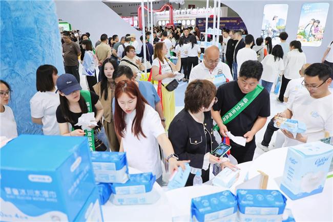 亮相武汉生活用纸国际科技展览会麻将胡了游戏可心柔「柔软世界」(图2)